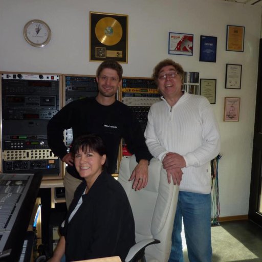 Willi Schilling mit Mike van Summeren u. Birgit Eckhardt in Mikes Musikstudio