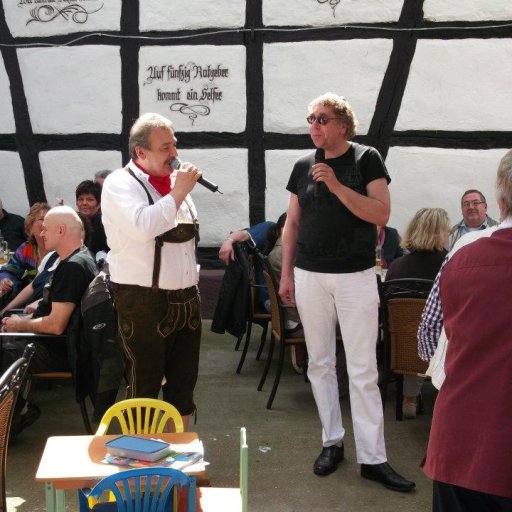 Willi Schilling mit Luis Berger in Biergarten in Karben.Biergarten -Er&ouml;ffnung