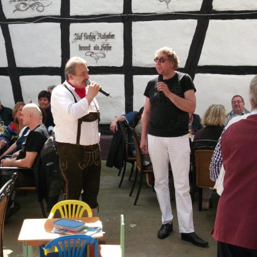 Willi Schilling mit Luis Berger in Biergarten in Karben.Biergarten -Eröffnung